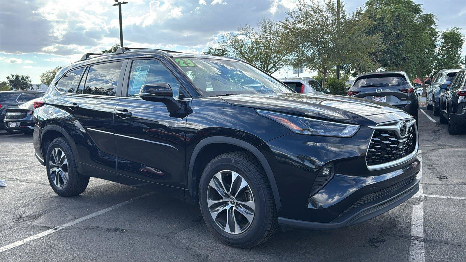 Used 2023 Toyota Highlander XLE FWD image 1