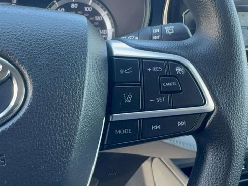 Certified 2022 Toyota Highlander L image 17