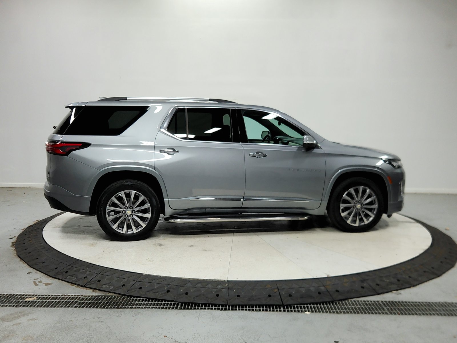 Used 2023 Chevrolet Traverse Premier FWD image 9