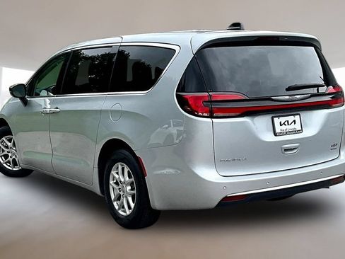Used 2024 Chrysler Pacifica Touring-L FWD image 4