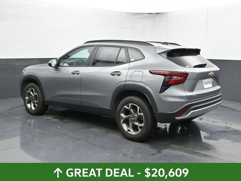 Used 2025 Chevrolet Trax LT FWD image 11