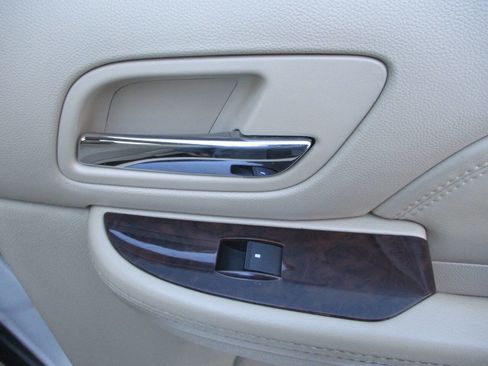 Used 2010 Cadillac Escalade ESV Premium image 35