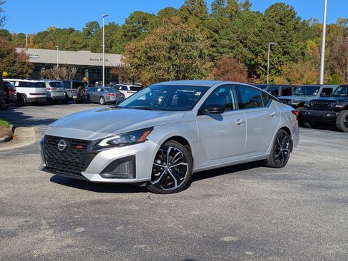 Used 2023 Nissan Altima 2.5 SR image 1