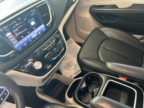 Used 2024 Chrysler Pacifica Touring-L FWD image 49