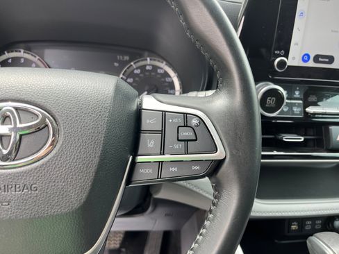 Used 2024 Toyota Highlander LE AWD/4WD image 18