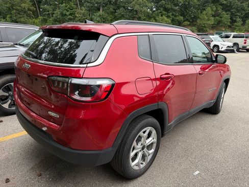 Used 2025 Jeep Compass Latitude AWD/4WD image 2