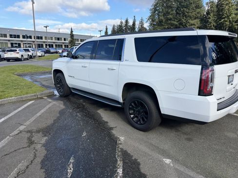 Used 2019 GMC Yukon XL SLT image 1