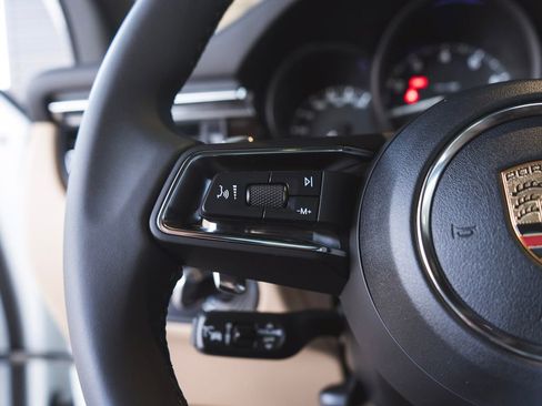 Certified 2026 Porsche Macan AWD/4WD image 17