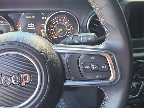 Used 2018 Jeep Wrangler Unlimited Sahara AWD/4WD image 16