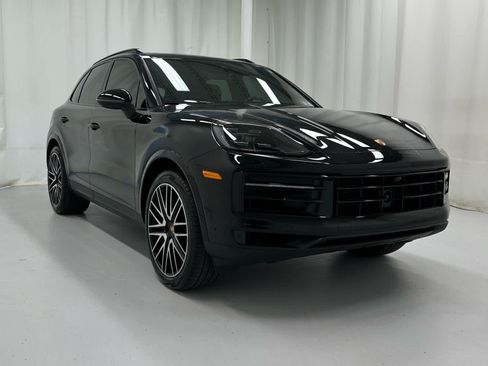 Used 2024 Porsche Cayenne AWD/4WD image 2