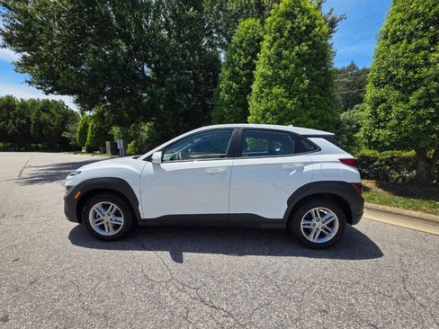 Used 2022 Hyundai Kona SE w/ Cargo Package FWD image 2