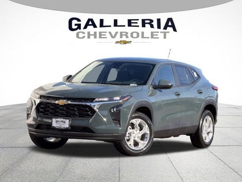 New 2026 Chevrolet Trax LS w/ LS Convenience Package FWD image 2