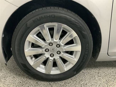 Used 2015 Toyota Sienna XLE image 11