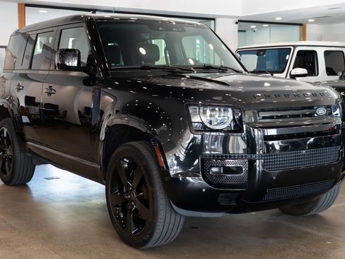 Used 2024 Land Rover Defender 110 V8 AWD/4WD image 3