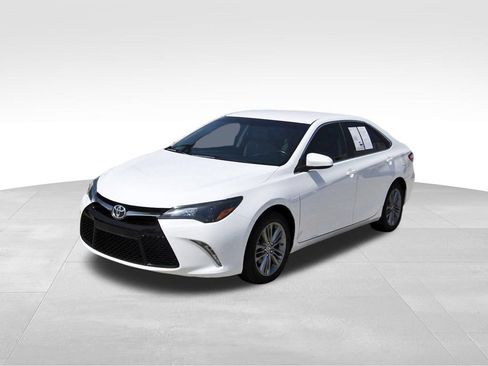 Used 2015 Toyota Camry SE FWD image 2