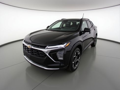 Used 2025 Chevrolet Trax LT image 3