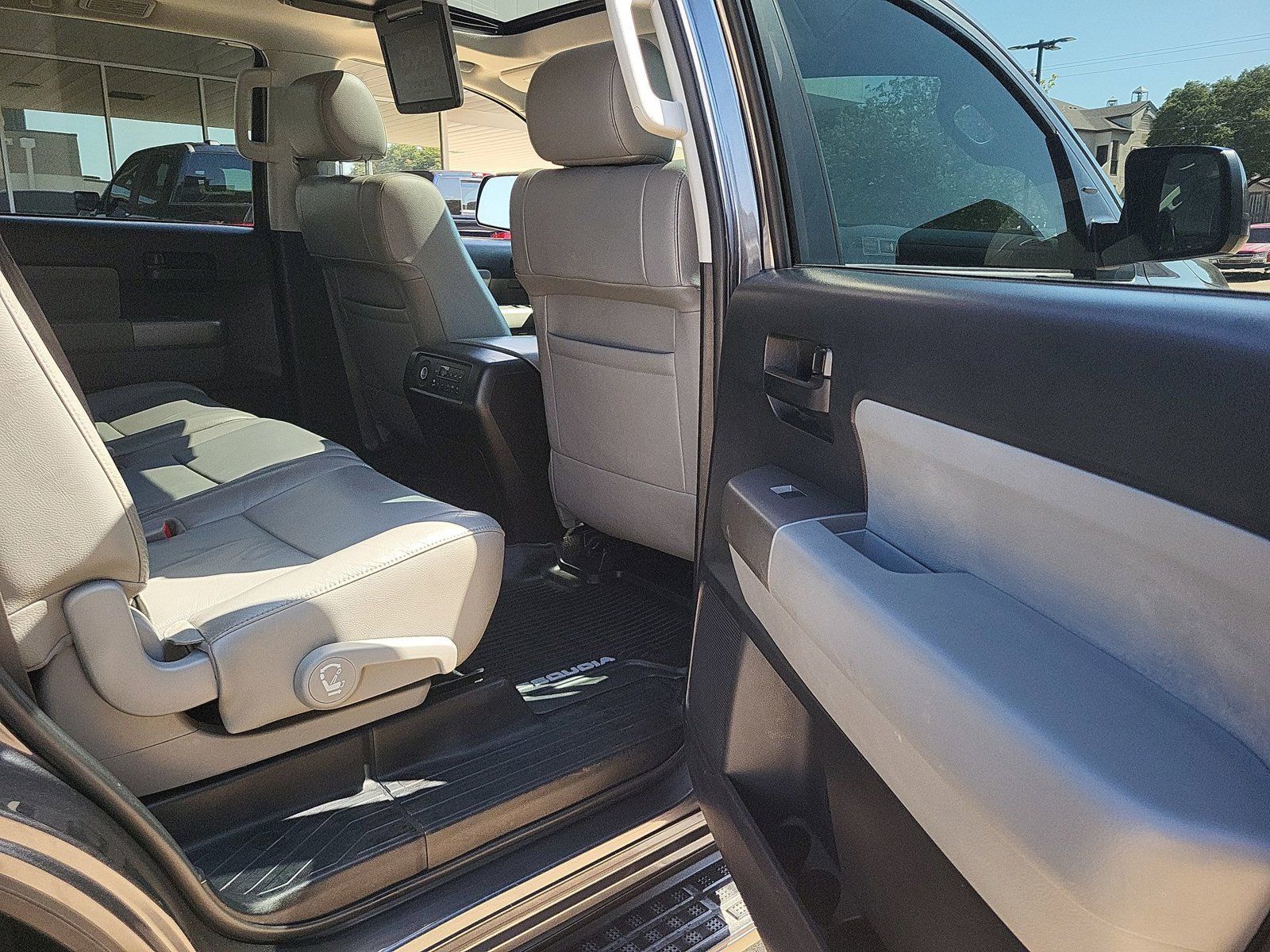 Used 2017 Toyota Sequoia SR5 w/ Premium Package RWD image 28