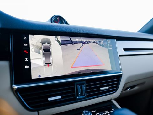 Certified 2023 Porsche Cayenne Platinum Edition image 19