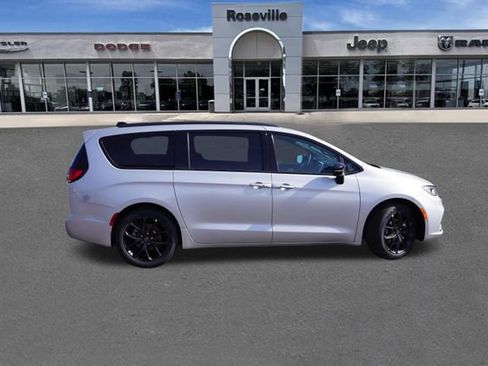 New 2026 Chrysler Pacifica Limited w/ S Appearance Package image 3