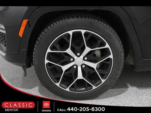 Used 2023 Jeep Grand Cherokee Summit AWD/4WD image 25