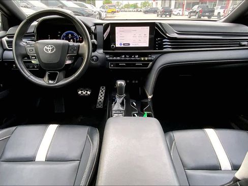 Used 2025 Toyota Camry SE image 15