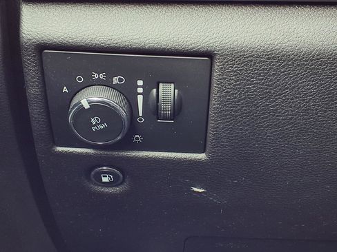 Used 2018 Jeep Grand Cherokee Altitude image 19