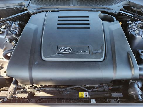 Used 2025 Land Rover Discovery S image 9