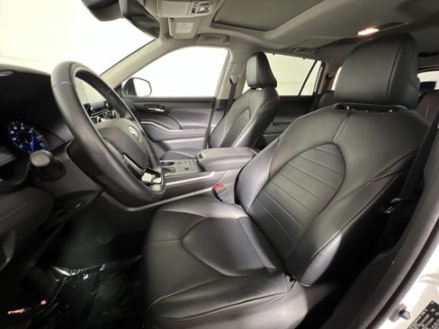 Used 2021 Toyota Highlander XLE AWD/4WD image 13
