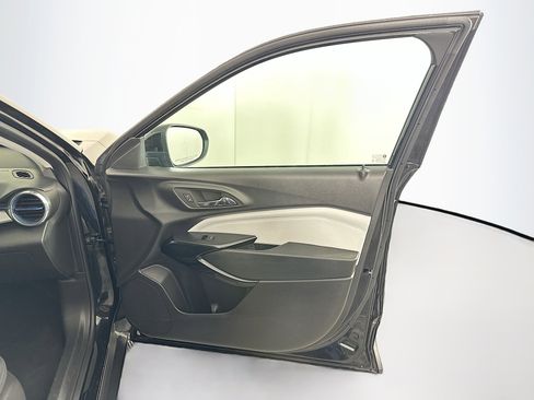 Used 2025 Chevrolet Trax LT FWD image 29