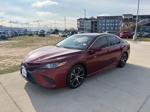 Used 2018 Toyota Camry SE image 4