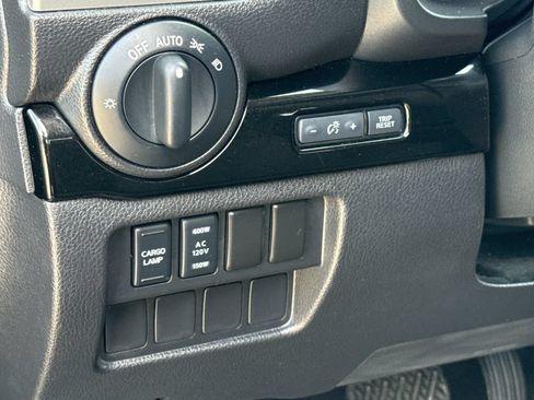 Used 2021 Nissan Titan SV w/ SV Convenience Package RWD image 14