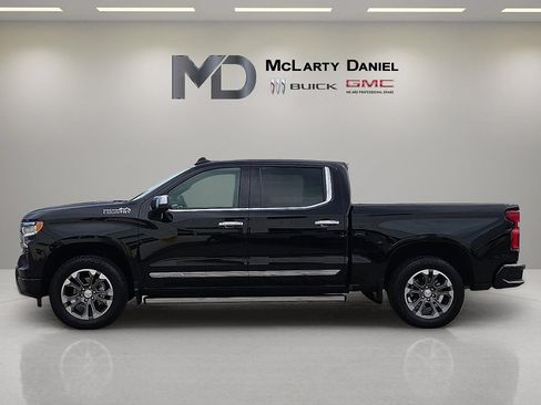 Used 2025 Chevrolet Silverado 1500 High Country w/ Technology Package AWD/4WD image 2