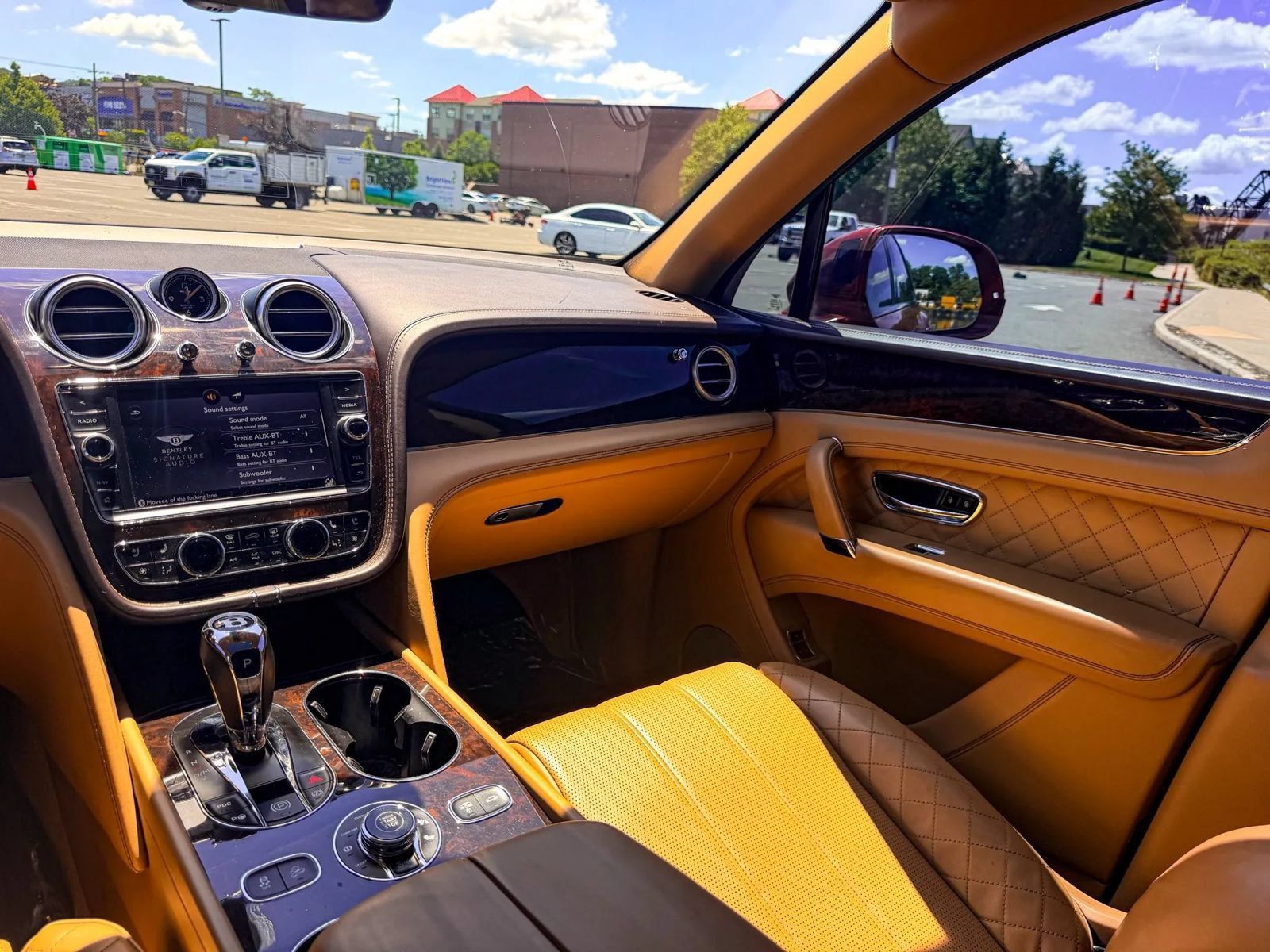 Used 2017 Bentley Bentayga AWD/4WD image 30