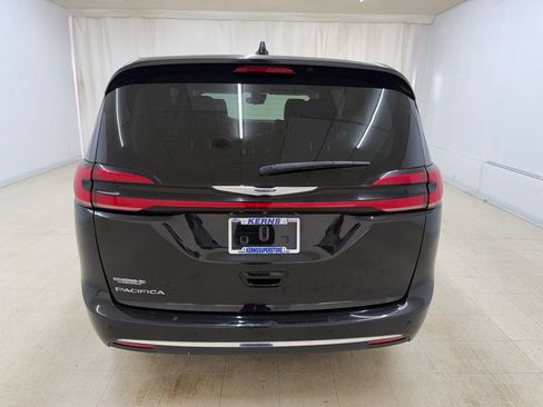 Used 2023 Chrysler Pacifica Touring-L FWD image 4