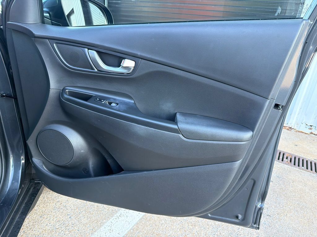 Used 2022 Hyundai Kona SEL w/ Convenience Package FWD image 14