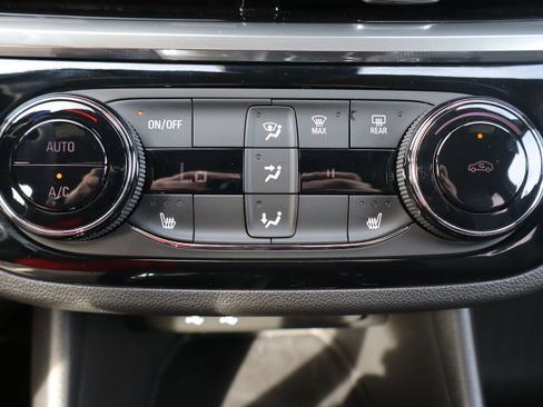 Used 2024 Buick Envista Preferred w/ Convenience II Package FWD image 19