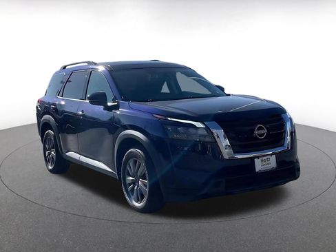 Used 2025 Nissan Pathfinder SV image 3