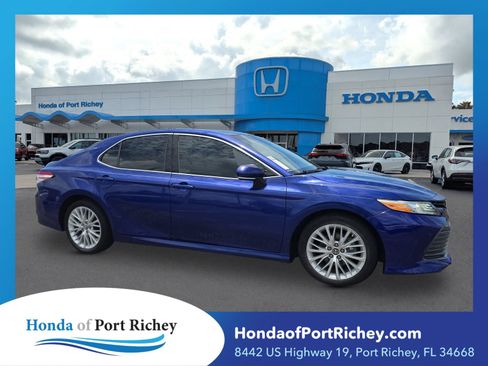 Used 2018 Toyota Camry XLE FWD image 1