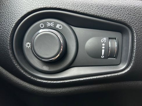 Used 2020 Jeep Renegade Sport w/ Sport Appearance Group image 18