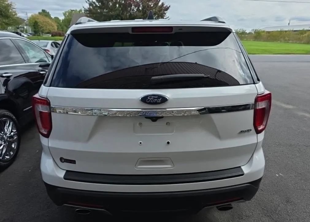 Used 2018 Ford Explorer XLT AWD/4WD image 5