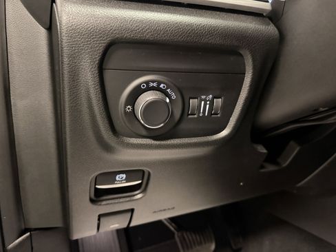 Used 2023 Jeep Grand Cherokee Laredo image 19