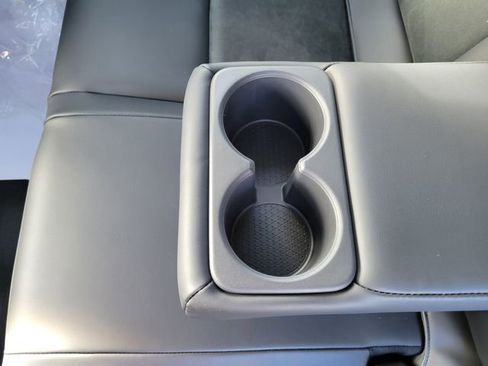 New 2025 Nissan Ariya AWD image 34