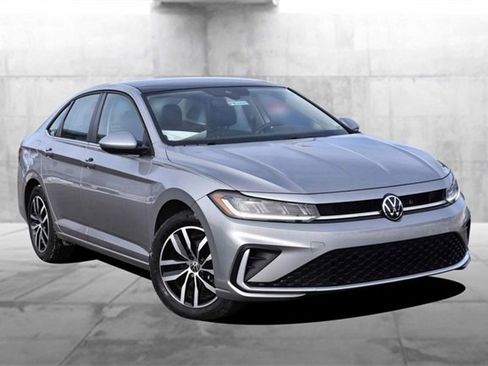 Certified 2025 Volkswagen Jetta SE image 2