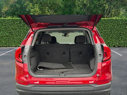 Used 2023 GMC Terrain SLE w/ Driver Convenience Package image 4