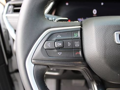 Used 2023 Jeep Grand Cherokee Laredo AWD/4WD image 12