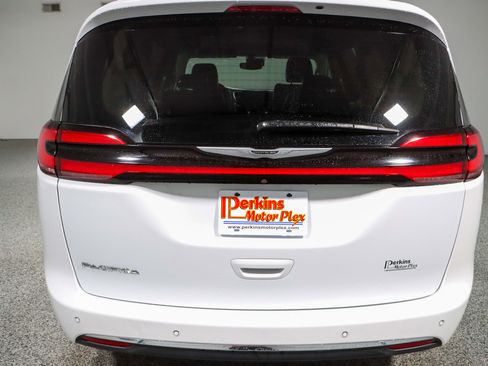 Used 2023 Chrysler Pacifica Touring-L image 8