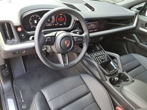 Certified 2025 Porsche Cayenne Base image 4