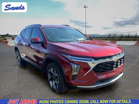 Used 2025 Chevrolet Trax LT w/ Driver Confidence Package FWD image 1