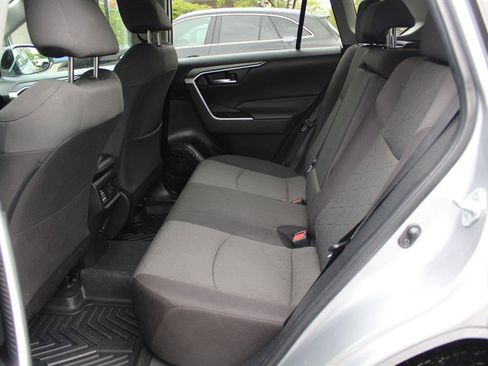 Used 2022 Toyota RAV4 XLE AWD/4WD image 18