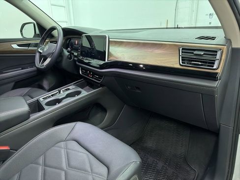 Used 2024 Volkswagen Atlas SE image 28